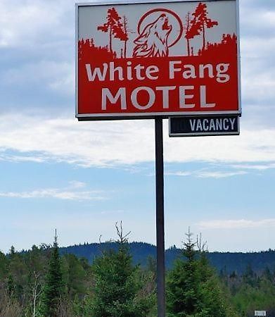 White Fang Motel Wawa Exterior foto